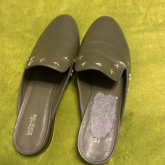 WNS Michael Kors Natasha Olive Green Gold Logo Star Slide Mules Sz 9 - Picture 2 of 10